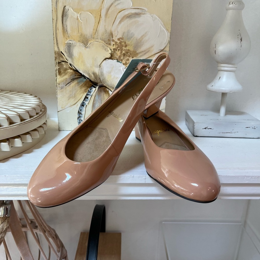 Signature Neutral Spring Shoes, Trotters, New, Size 7